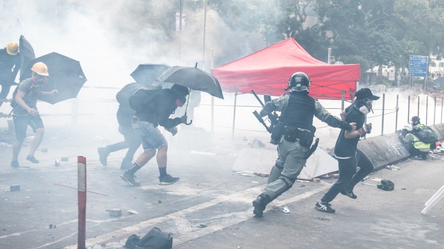 港警在街头残忍压制抗议市民。(图片来源:Getty Images)