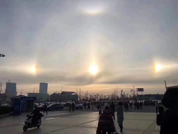 近日,新疆霍尔果斯的空中出现了3个太阳的幻日现象。(微博图片)