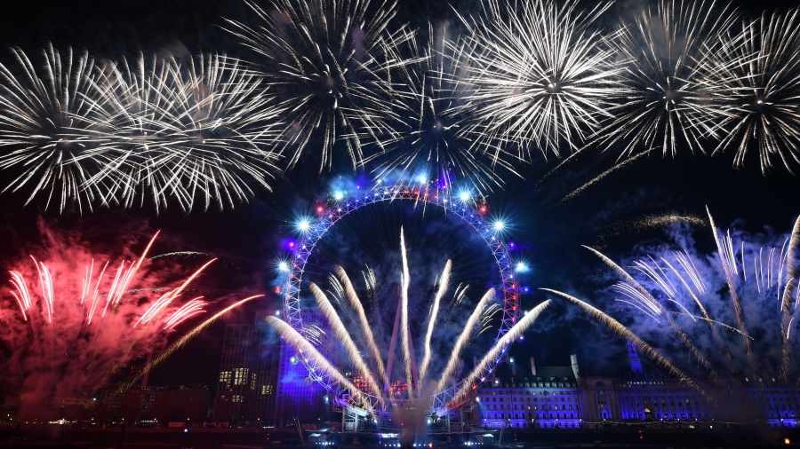 英国伦敦跨年烟火,于“伦敦之眼”摩天轮绽放。(图片来源:DANIEL LEAL-OLIVAS/AFP via Getty Images)
