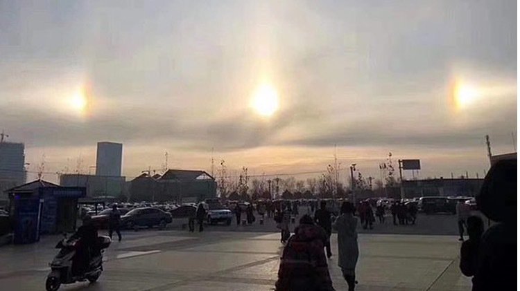 新疆的天空中同时出现了3个太阳的“幻日”现象。(图片来源:网络图片)