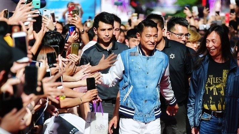 刘德华(右2)先前为了《扫毒2天地对决》来台宣传扫街,吸引大批粉丝。(图片来源:自由时报/王文麟摄)