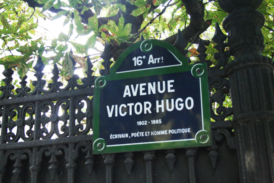维克多•雨果大街(Avenue Victor-Hugo)是法国巴黎十六区的一条街道,是通往凯旋门的12条大街之一,长度仅次于最长的香榭丽舍大街。这条大街穿过非常别致的十六区的北部,长约2千米,是巴黎最有声望的街道之一。(公有领域)