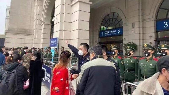 武汉汉口车站外23日上午有民众欲进入搭车,但遭公安及便衣人员拦阻。武汉市当局23日凌晨宣布,市内地点及联外铁路、机场上午10时起暂停营运,民众不得出城。(图片来源:中央社)