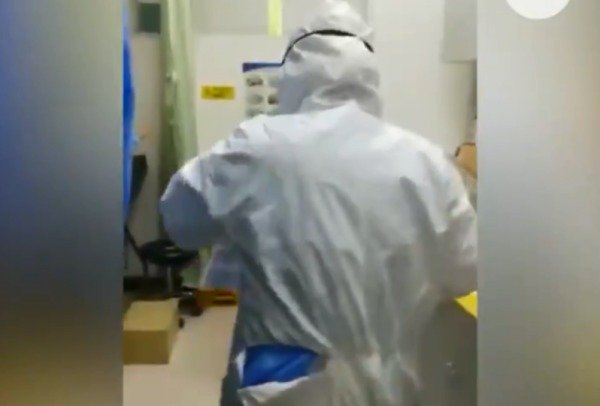 武汉医院物资告急 劣质防护服 “ 一穿就裂 ” (图）