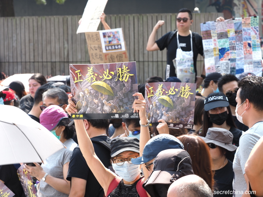 在香港反送中运动中,许多抗争者手拿着一系列精致海报,这些精美的画作,是来自于漫画家郭竞雄之手。(图片来源:看中国/李晴)