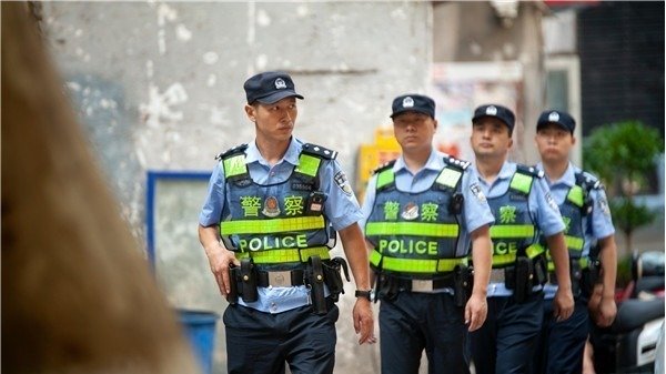 失控了 中国各地政府开撕 开装甲车互抢物资 (组图)