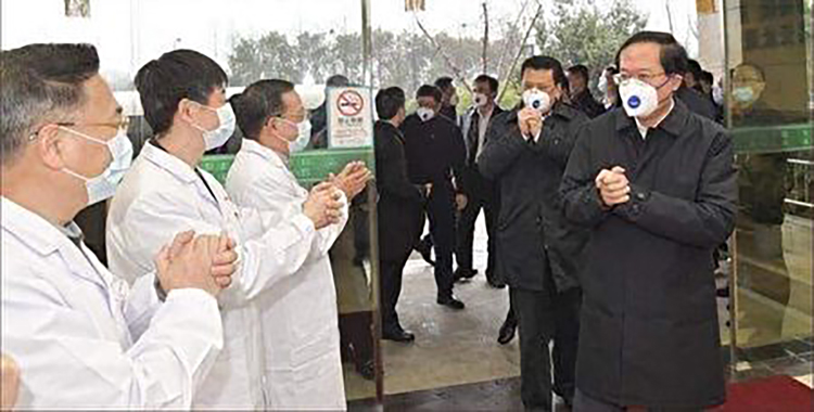 医用物资紧缺 官员佩戴口罩 享特权