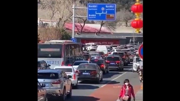 不敢置信：疫情严峻时刻 北京香山竟现出游车潮？(图）