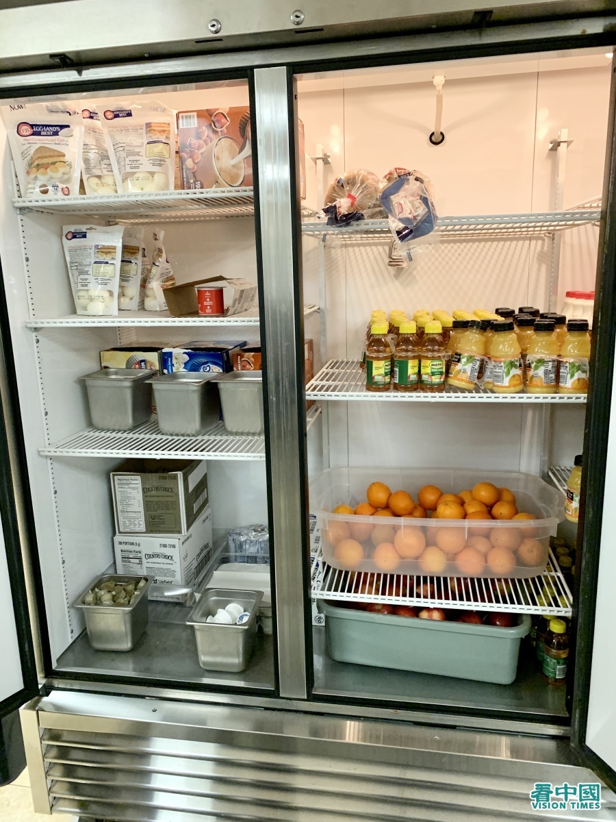 所有隔离人员不仅每日有固定的餐饮,还有零食。