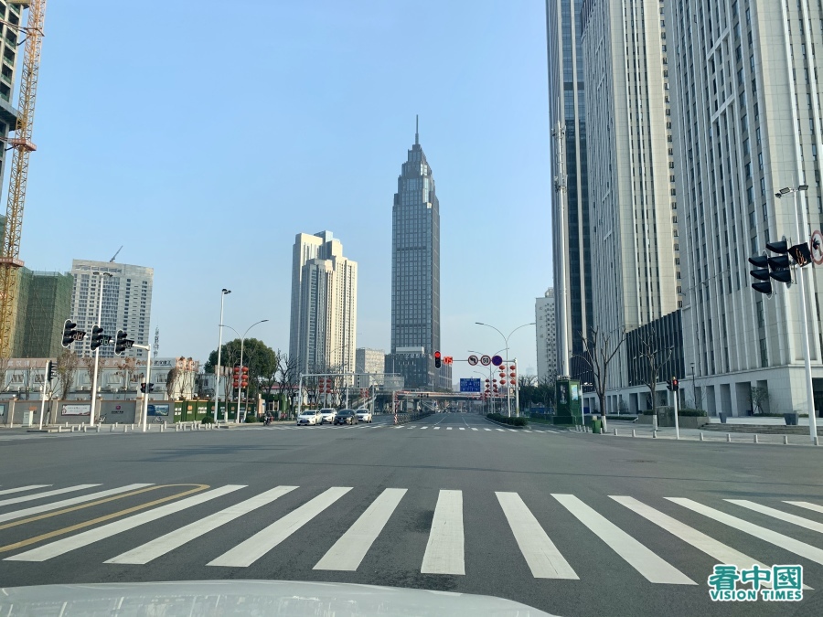 2月4日他们离开武汉时,“整个街道、市区不见人烟,空空的像个鬼城。”