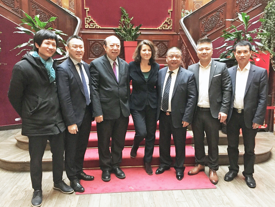 执政党派巴黎市长竞选人 前卫生部长布赞访美丽城