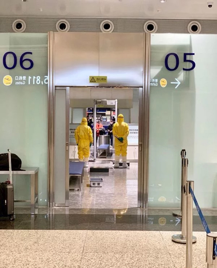 照片中的这道门,让在场的人看到希望,“美国领馆的人来接我们过这道门。”