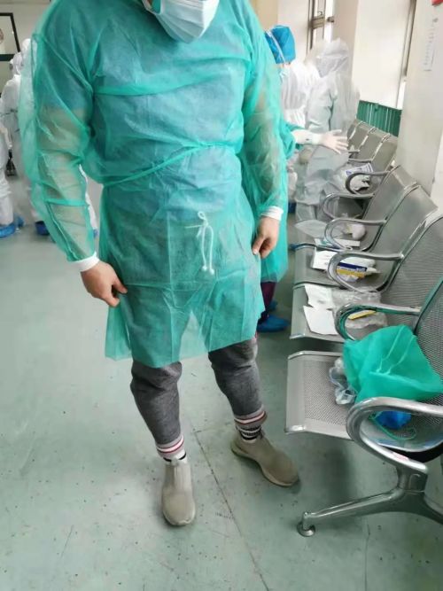 正在套塑料袋的医生,和后来配发的隔离服 1
