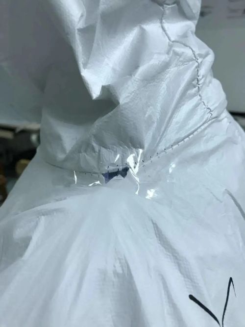 防护服产生破洞,大家只能沾上继续用。