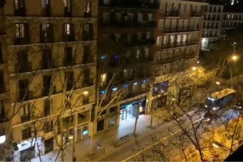 居家隔离，最美的风景线就在窗口 (图)