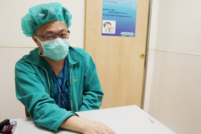 赖贤勇发明防疫箱的新闻开始在社群媒体上爆红,若是在脸书上打Aerosol box,就可以看见很多相关分享。(以上图片来源皆为中央社)