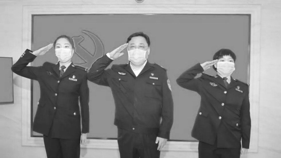 孙力军3月5日在武汉为两位女警担任入党介绍人,图为孙力军领誓。(图片来源:网络)