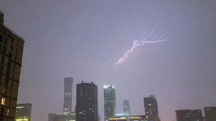 5月21日北京天气出现异象,明明是白天却漆黑一片,且伴有雷电。(图片来源:网络图片)