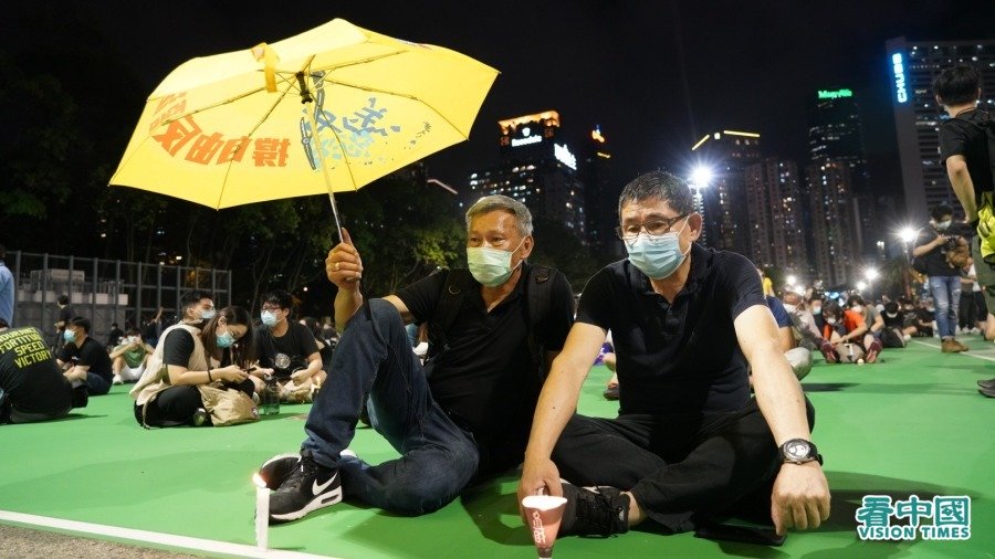 今天是六四31周年,香港市民无惧禁令,坚持到维园烛光悼念六四。(图片来源:Adrian/看中国)