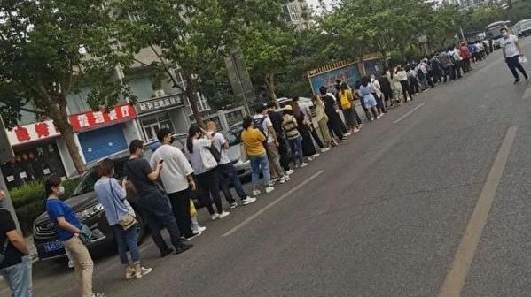 热文 “ 30万人像蝼蚁爬向北京 ” 一天被砍 (组图)