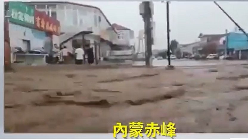 内蒙古赤峰也现洪灾 街道如滚滚大河（视频/图)