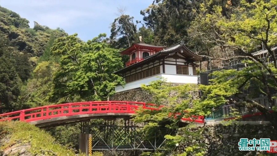 自然风光搭配园内古色古香的木造建筑,让人不自禁地爱上这绝美的风雅景色。 (图片来源:看中国视频截图)