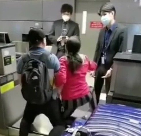 漏填健康码被拒登机 天价机票作废 华男下跪痛哭 (图)