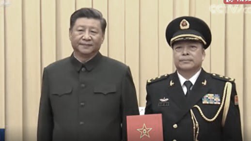 习近平愁容满面 只给一人颁上将 (组图)