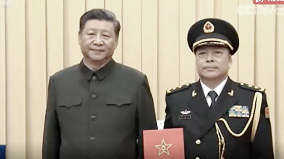 习近平愁容满面  只给一人授衔