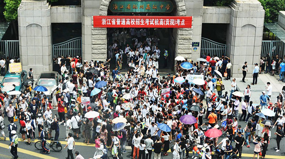 江苏状元选择港大 民间热议
