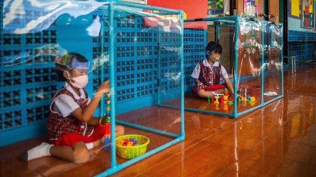 世上最严隔离措施  泰国孩子在塑料框里上课 (组图)