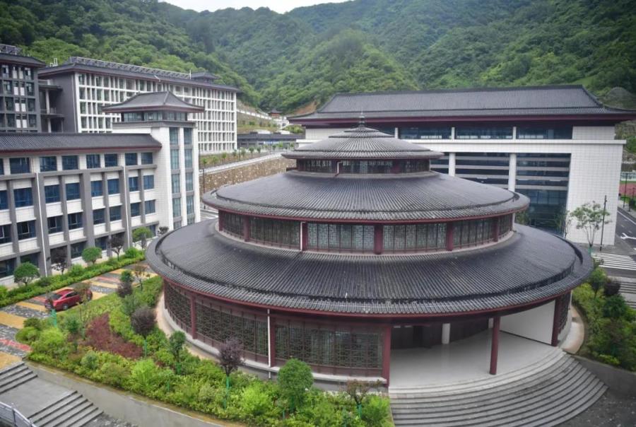 削掉真山造假山瀑布群,陕西镇安建豪华中学引质疑。(图片来源:网络)