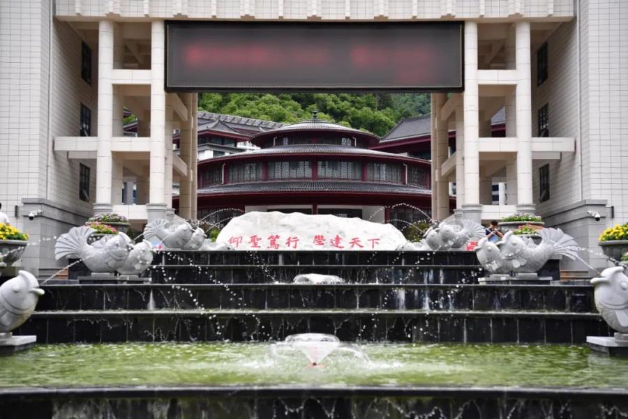 陕西脱贫县耗资7.1亿建豪华中学引争议 (组图)