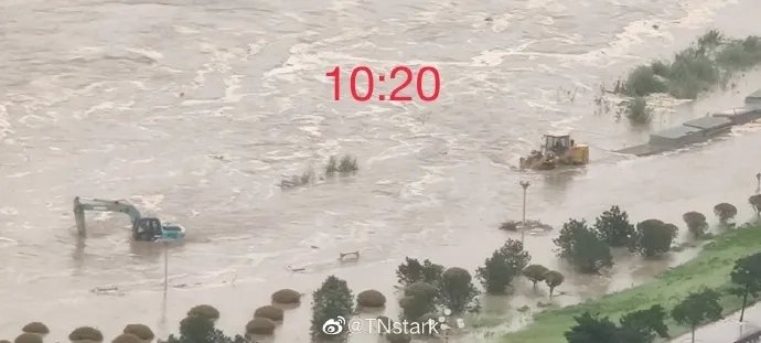 一名临沂民众拍下路边挖掘机和铲车被河水淹没的过程。(图片来源:网络图片)