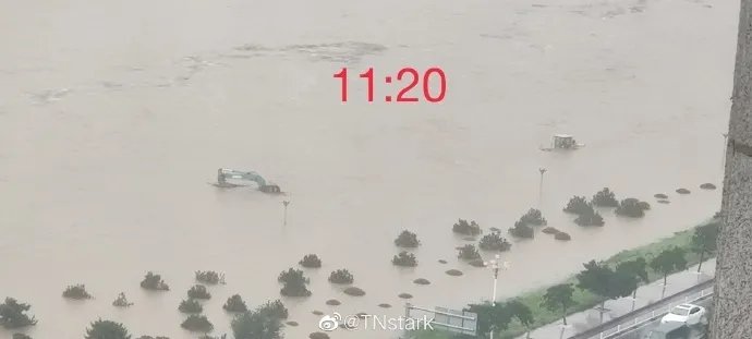 一名临沂民众拍下路边挖掘机和铲车被河水淹没的过程。(图片来源:网络图片)