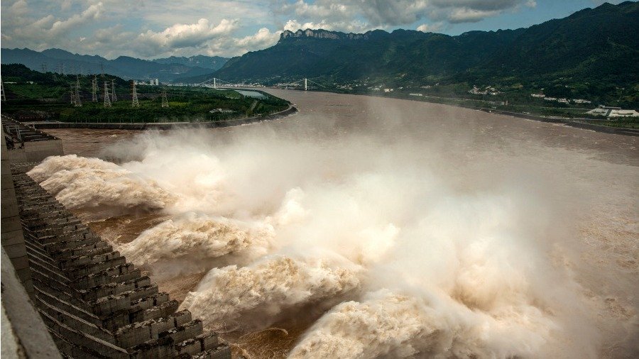 三峡大坝史上最大洪峰 开闸11孔泄洪 (图)