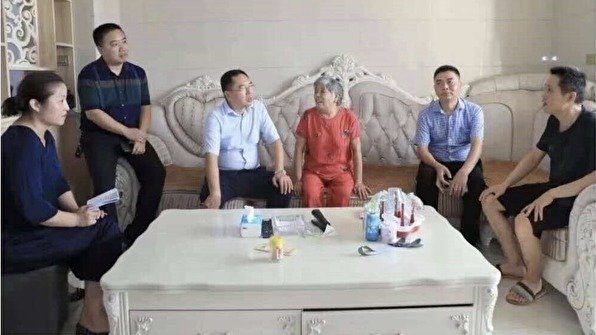 “ 我家赤贫啊！” 江西领导走访贫困户  家中豪华装修曝光 (组图)