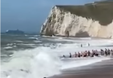 海滩惊险！超30人牵一线 拉回巨浪冲走泳客 (图)