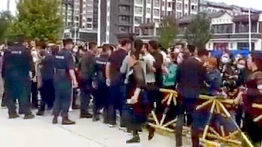 网传大量装甲运兵车现身内蒙街头 疑警察参与抗议 (图/视频)