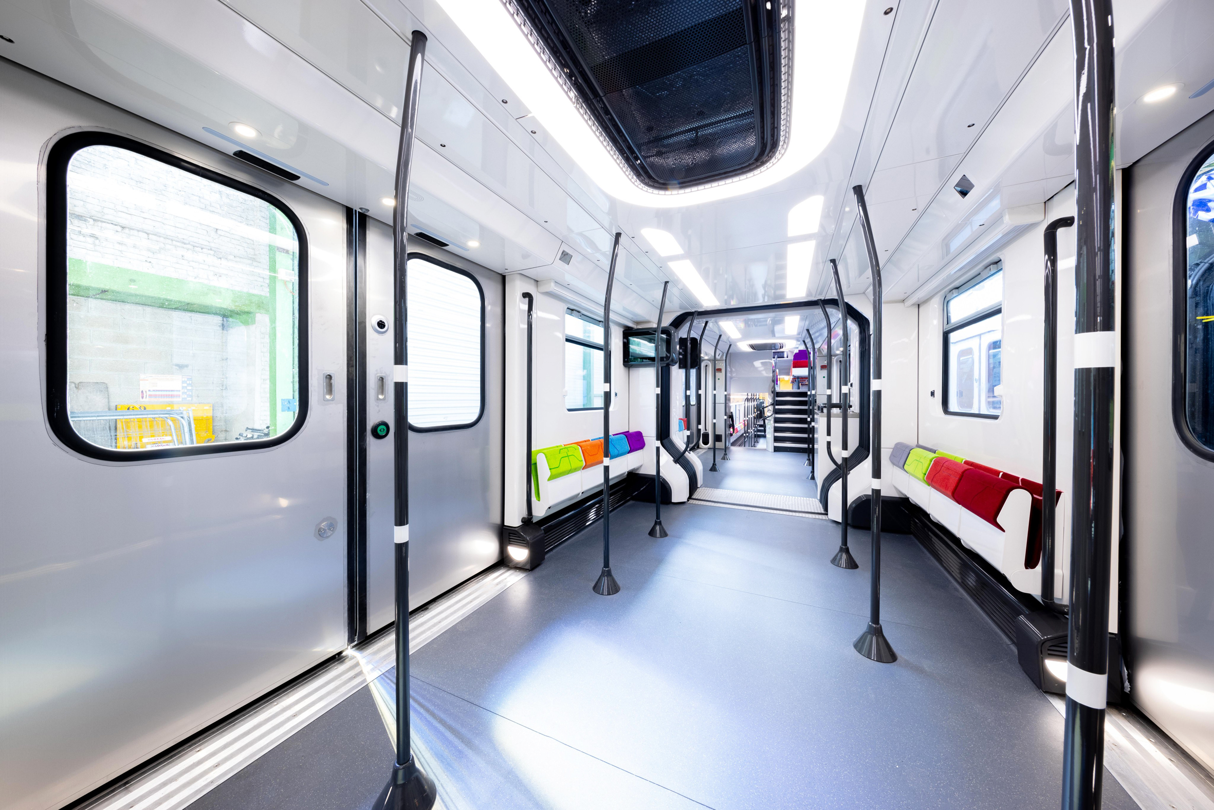 法国新一代大区快线（RER）列车亮相