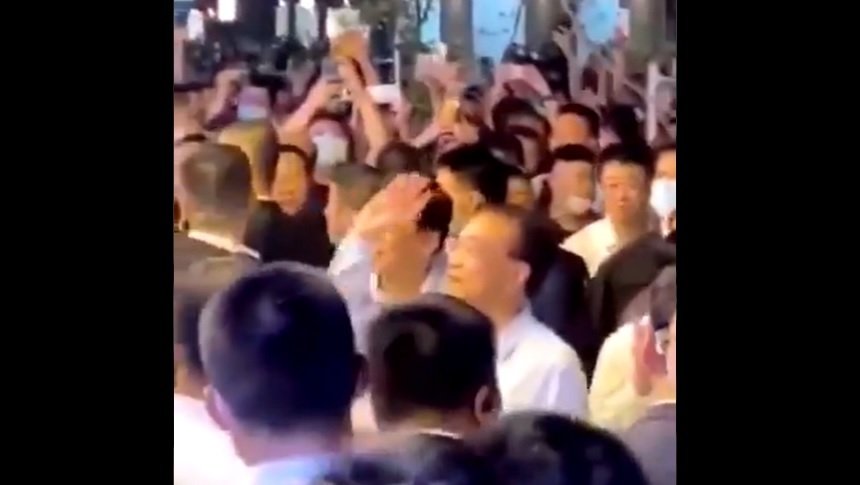 李克强人海中逛南京路   又赢习近平一局？（视频/组图)