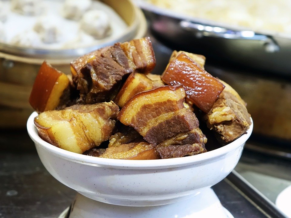 红肉肌肉纤维粗硬、脂肪含量较高。