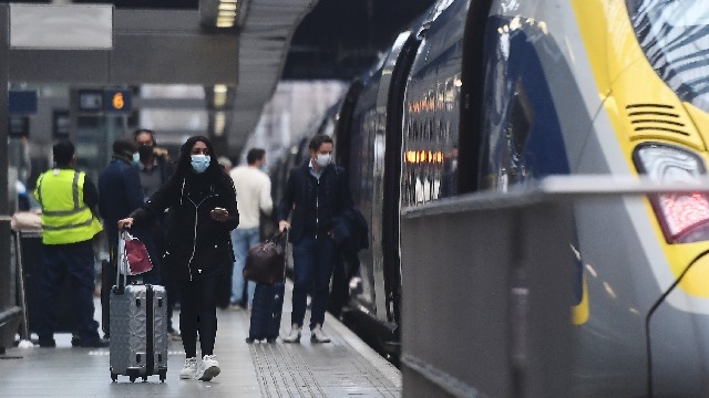 异乡遇故知  港情侣封城下被善心人收留 (图)