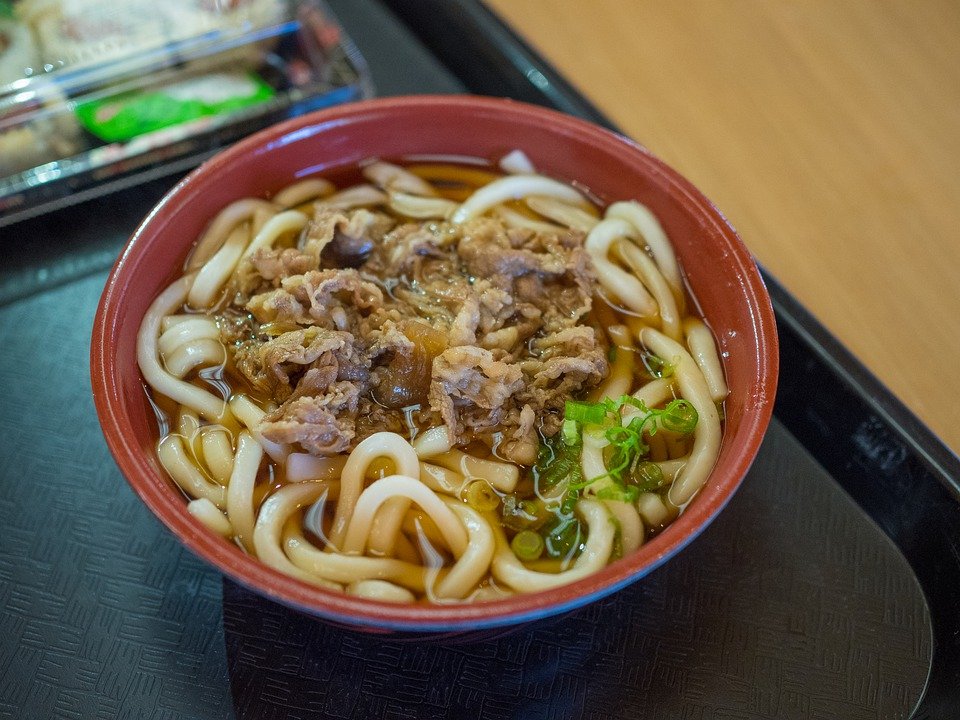 水滚时加点食用油,使面条不容易黏在一起,吃起来也更滑润。