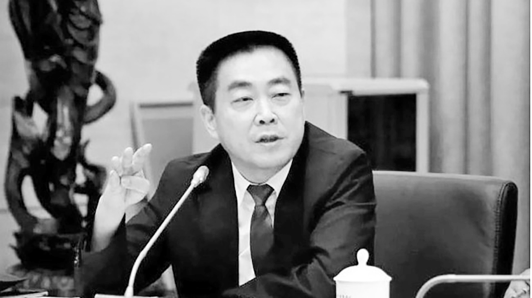 最“懒政市委书记”被查 打牌捞金“只赢不输”