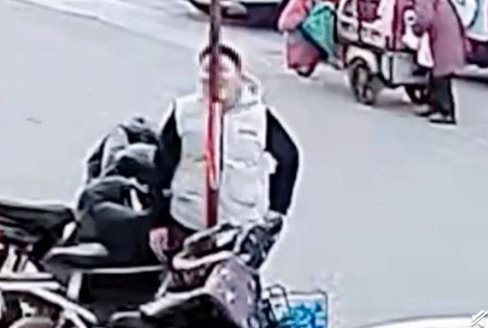 -16℃舔钢管会冻住？熊孩子亲身实验悲剧了 (图)