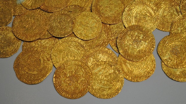 封城期间  英国人挖出大量15世纪金币 (图)