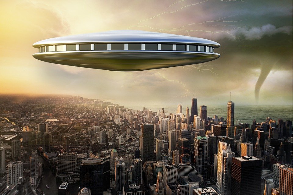 澳洲再现UFO  冒橘色火焰飞越黄金海岸 (图)