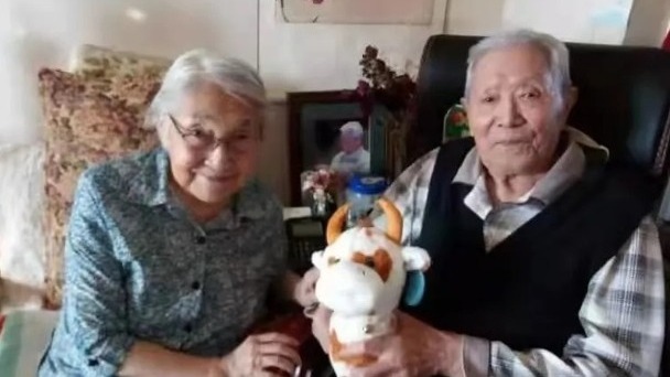 遭软禁的军医蒋彦永  罕见偕妻向网民拜年 (图)