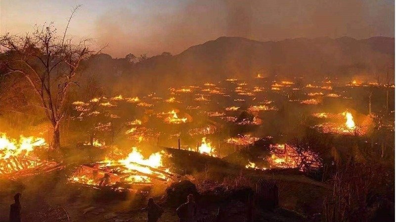 被称为“中国最后一个原始部落”的云南翁丁寨古村落发生严重火灾,几乎焚烧殆尽。(图片来源:微博)